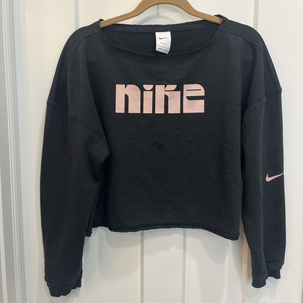 Nike Women's Black Cropped Athletic Crewneck T-Shirt Logo Long Sleeve Sz Medium